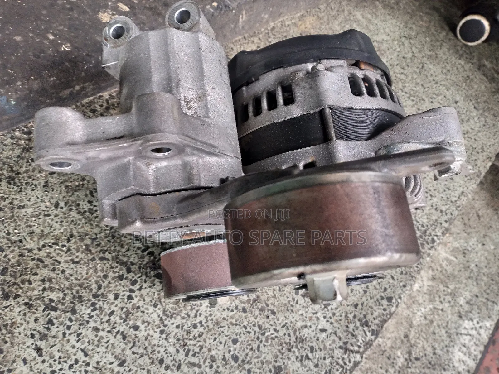 Toyota Hiace 7 L Alternator and Pulley 1kd