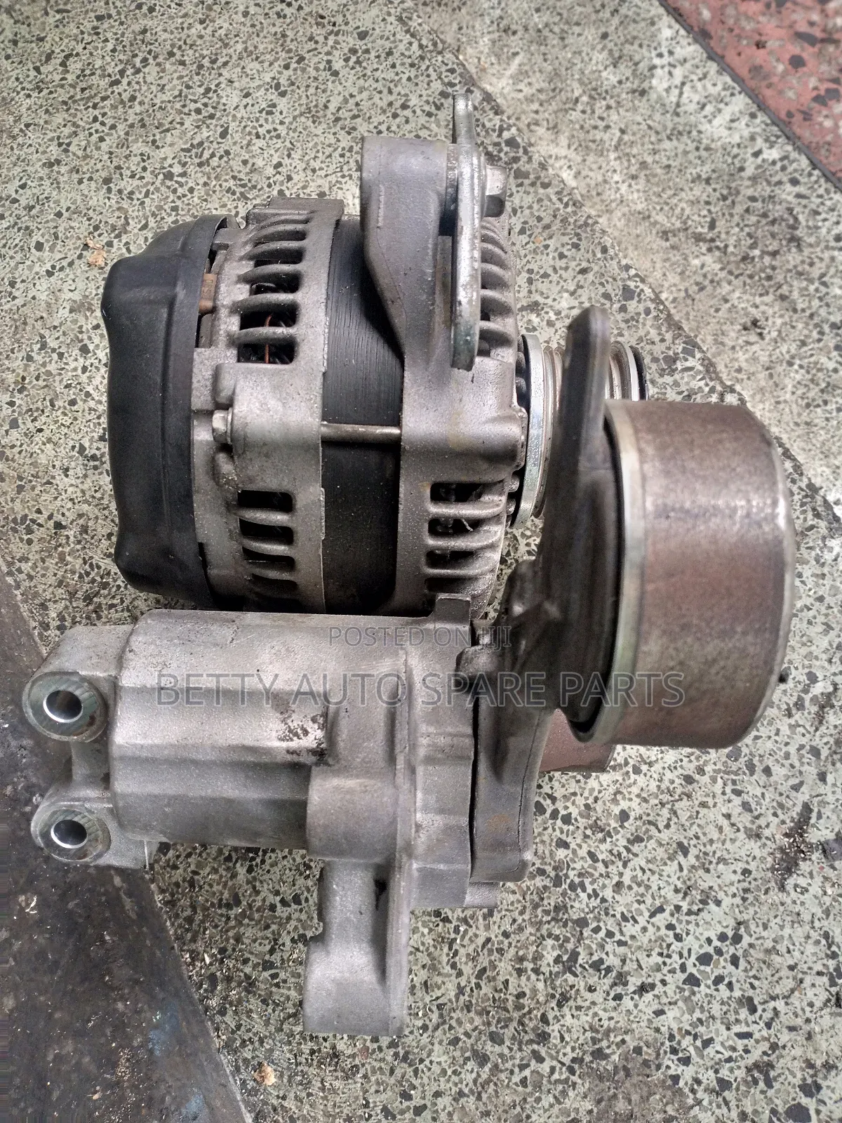 Toyota Hiace 7 L Alternator and Pulley 1kd