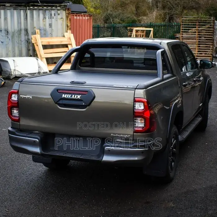 Mountain Top Tonneau Cover Roller Shutter (Black) Toyota