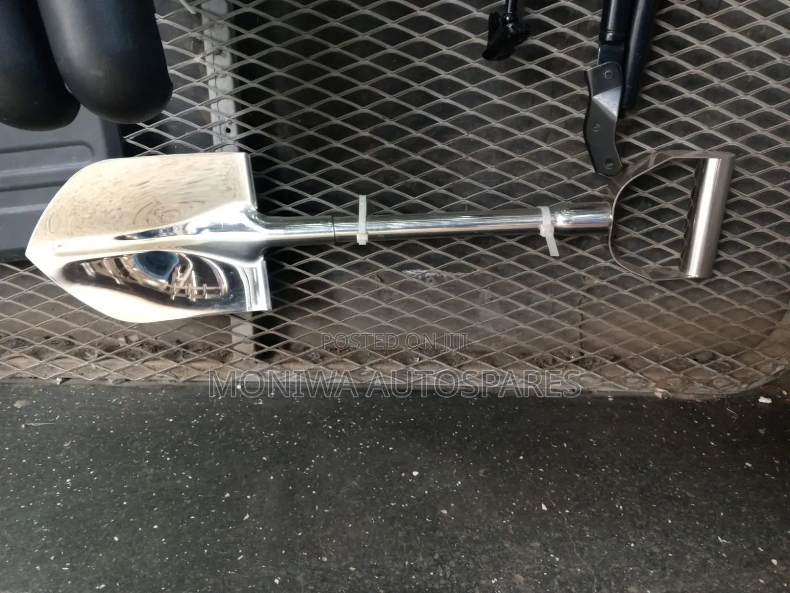 Universal Decoration/Spare Tyre Lock Chrome Spade