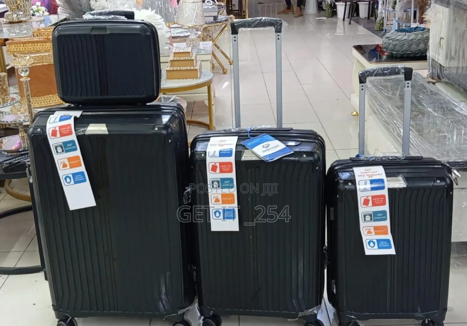 *4 in 1 Luxurious Unbreakable Suitcase*
Zipper Closure