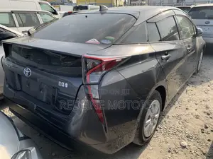 Toyota Prius Two Eco 2017 Gray