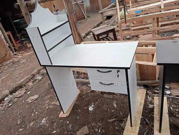 Manicure Table - main view