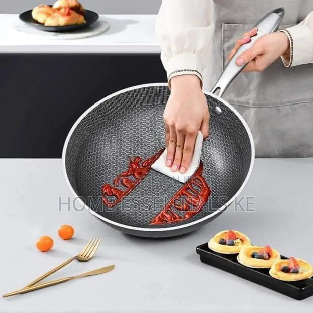 28cm Honeycomb Wok Frying Pan - thumbnail 2