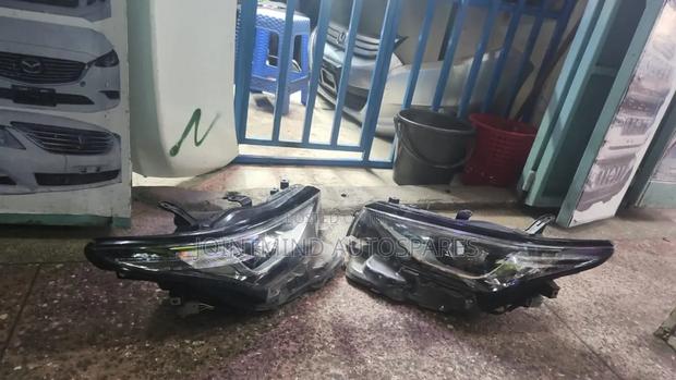 Auris 2015 Xenon Headlight - main view