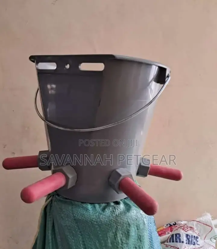 Calf Milk Feeding Bucket,5 Nipples and 8 LTR Capacity