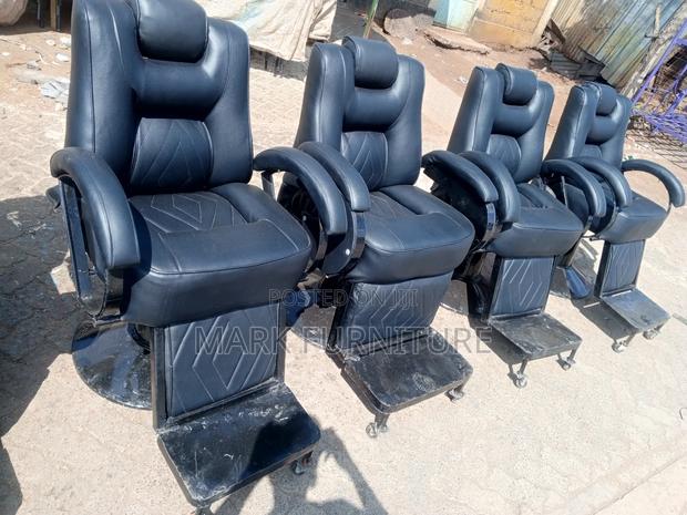 Kinyozi Chair