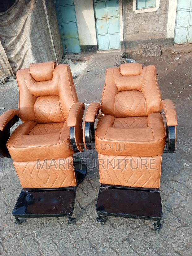 Kinyozi Chair