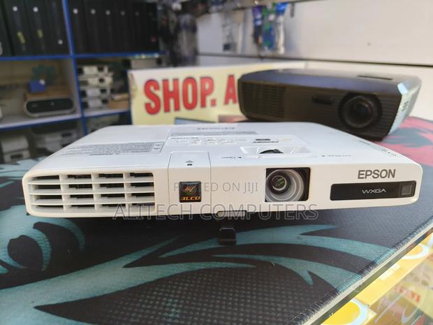 Epson Projector - thumbnail 3