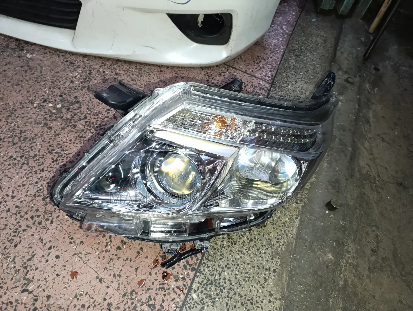 Noah 2015 Headlight Zenon