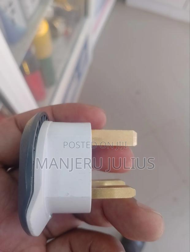 Universal Traveling Adapter - thumbnail 2