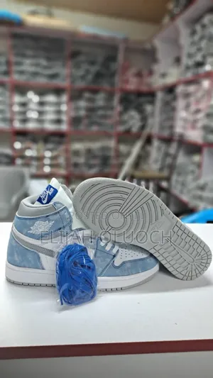 Jordan 1 Hyper Royal