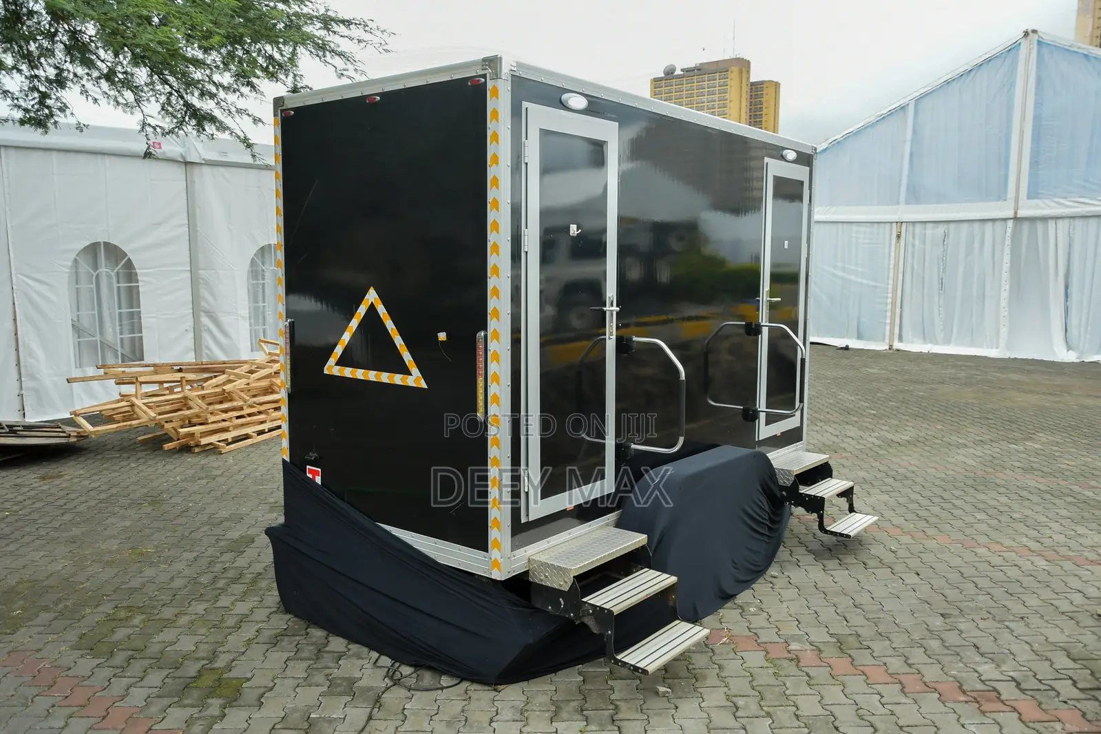 Vvip / Executive Portable Trailer Toilets For Hire