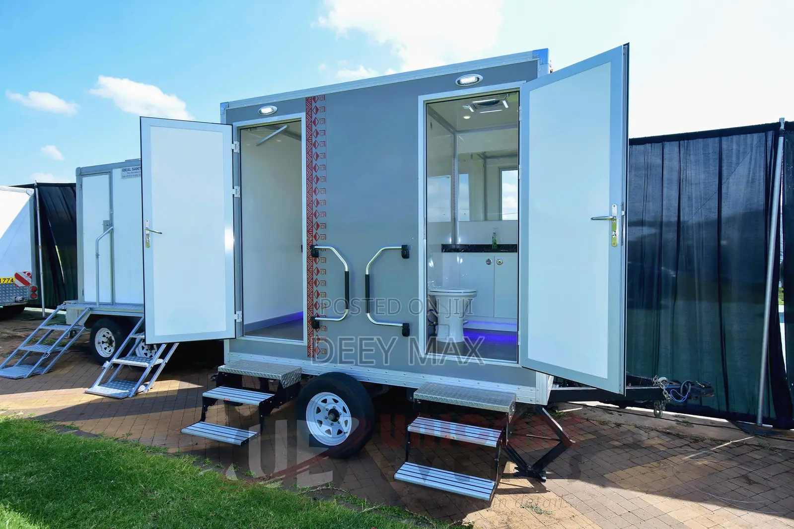Vvip / Executive Portable Trailer Toilets For Hire