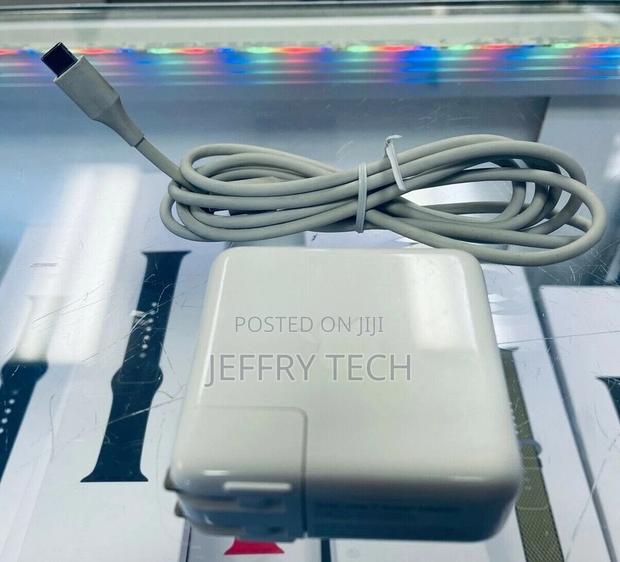 Genuine APPLE Macbook Pro 61W USB-C Power Adapter Charger - main view