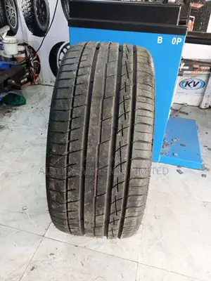 285/35r22 Accelera Tyre