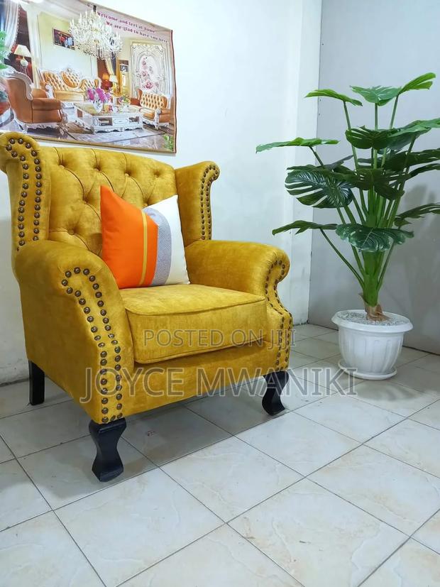 King Chair or Pedicure Seat, Gold With a Pillow