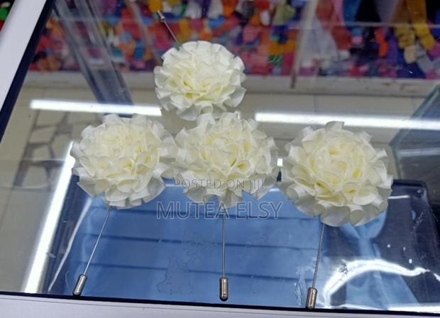 Cream White Wide Lapel Pins - thumbnail 2