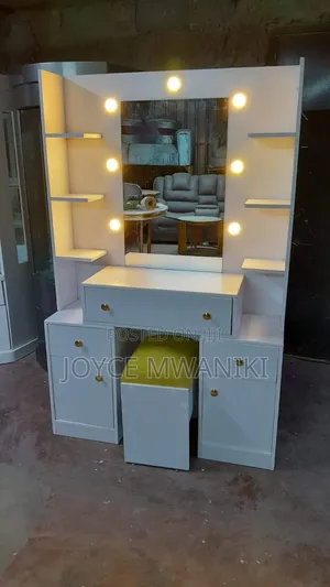 Dressing Table, White With Bulbs 