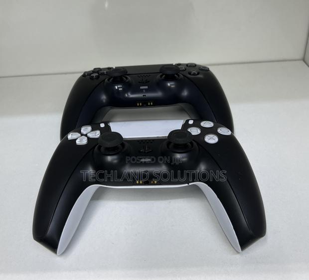 Ex Uk PS5 CONTROLLERS - main view