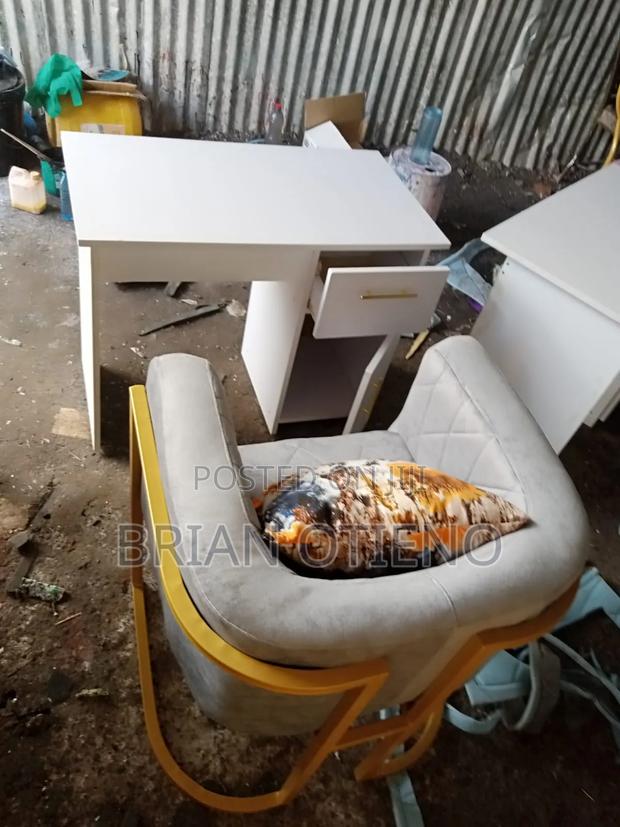 Styling Seats With a Table - main view