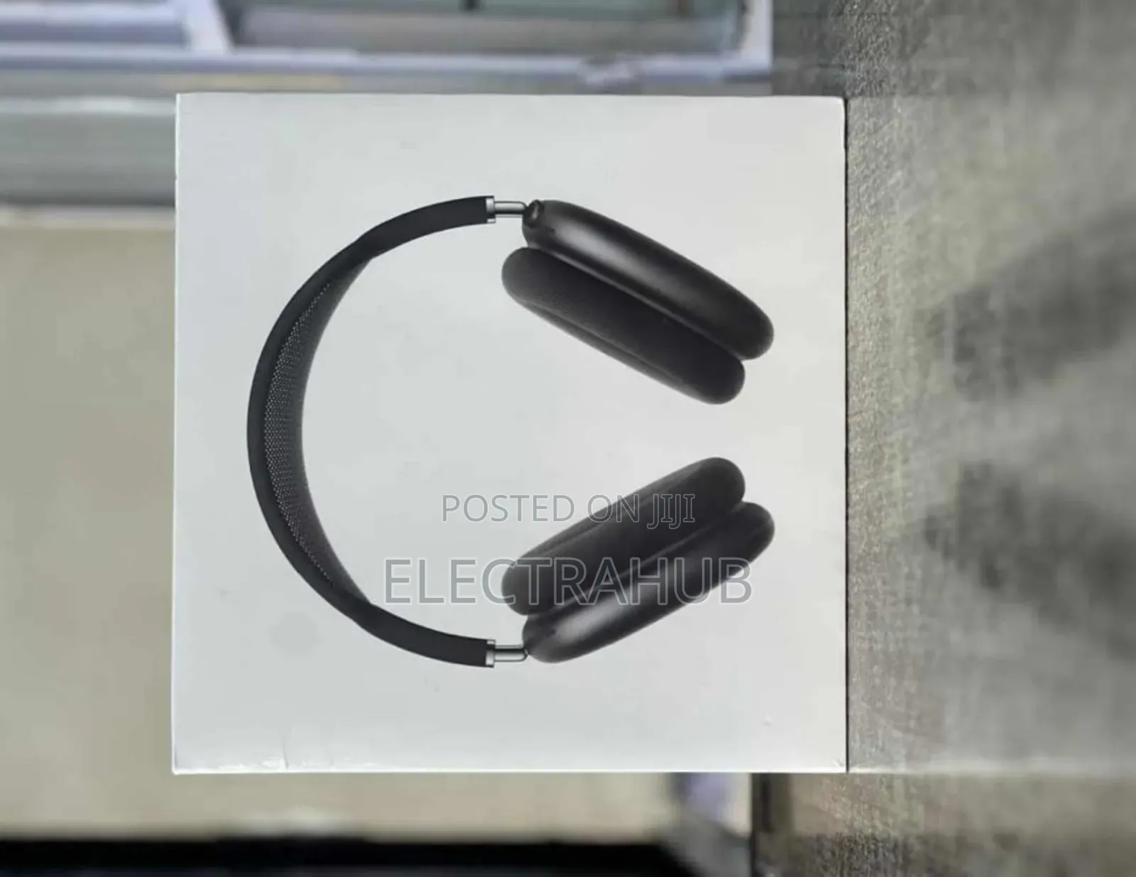 Apple Airpods Pro Max New Sealed in a Shop