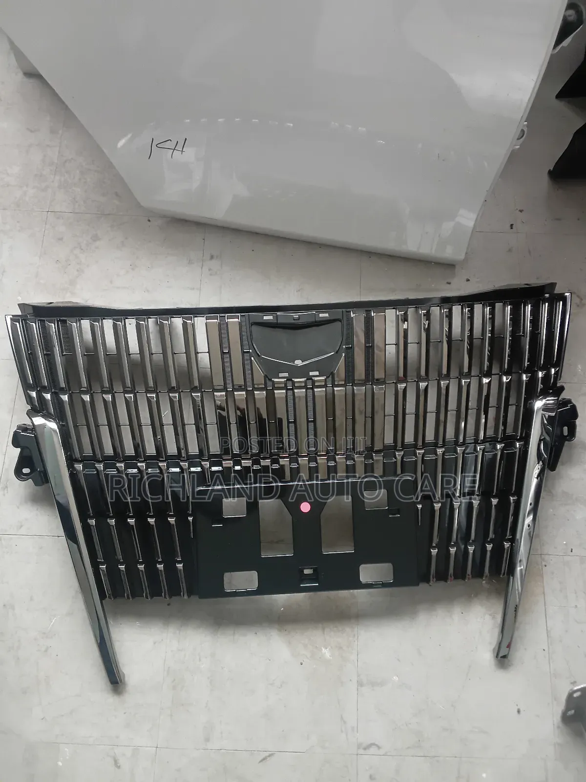 Grille Toyota Noah ZRR80 With Chrome