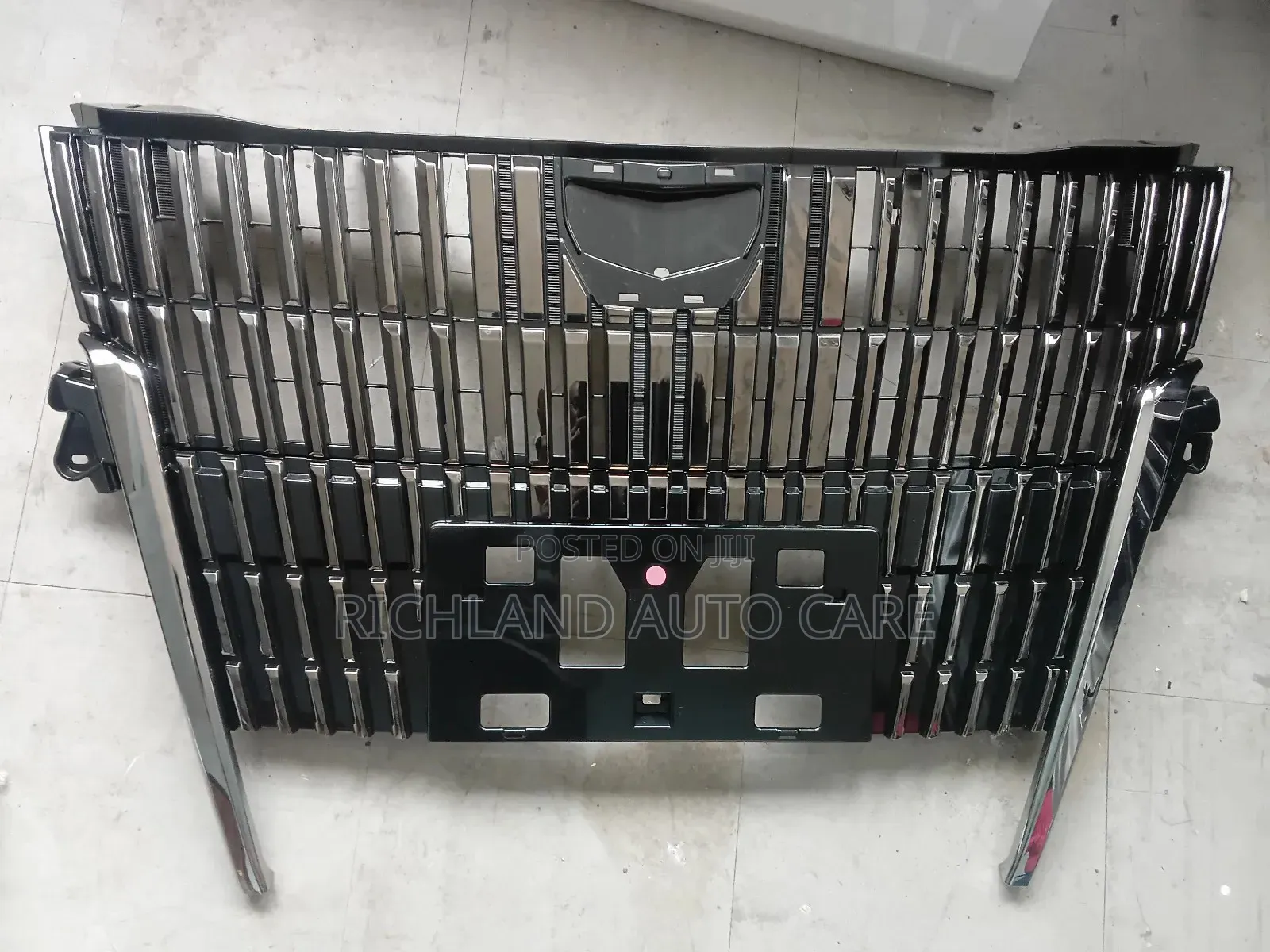 Grille Toyota Noah ZRR80 With Chrome