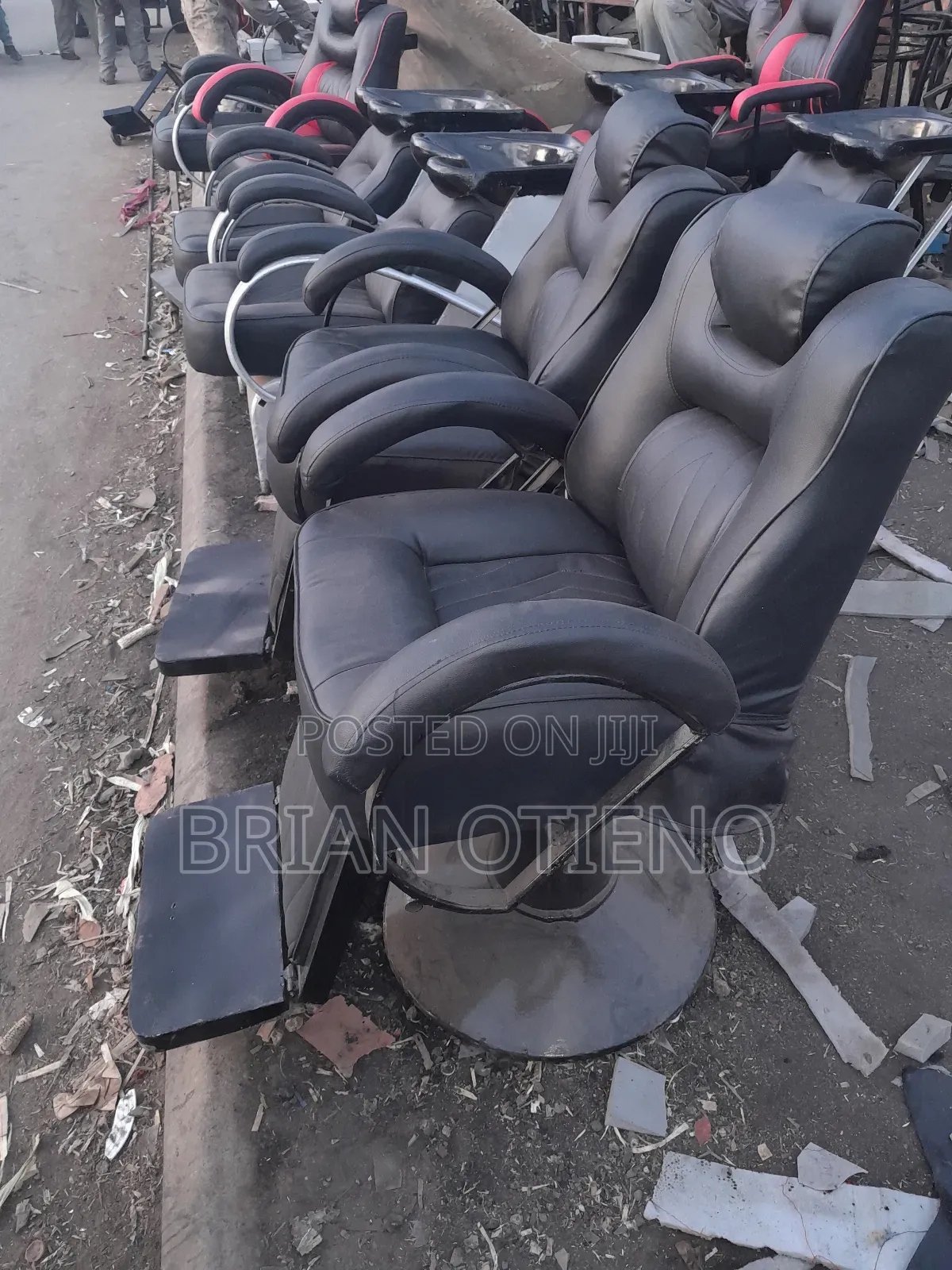 Rotating Vinyozi Chairs