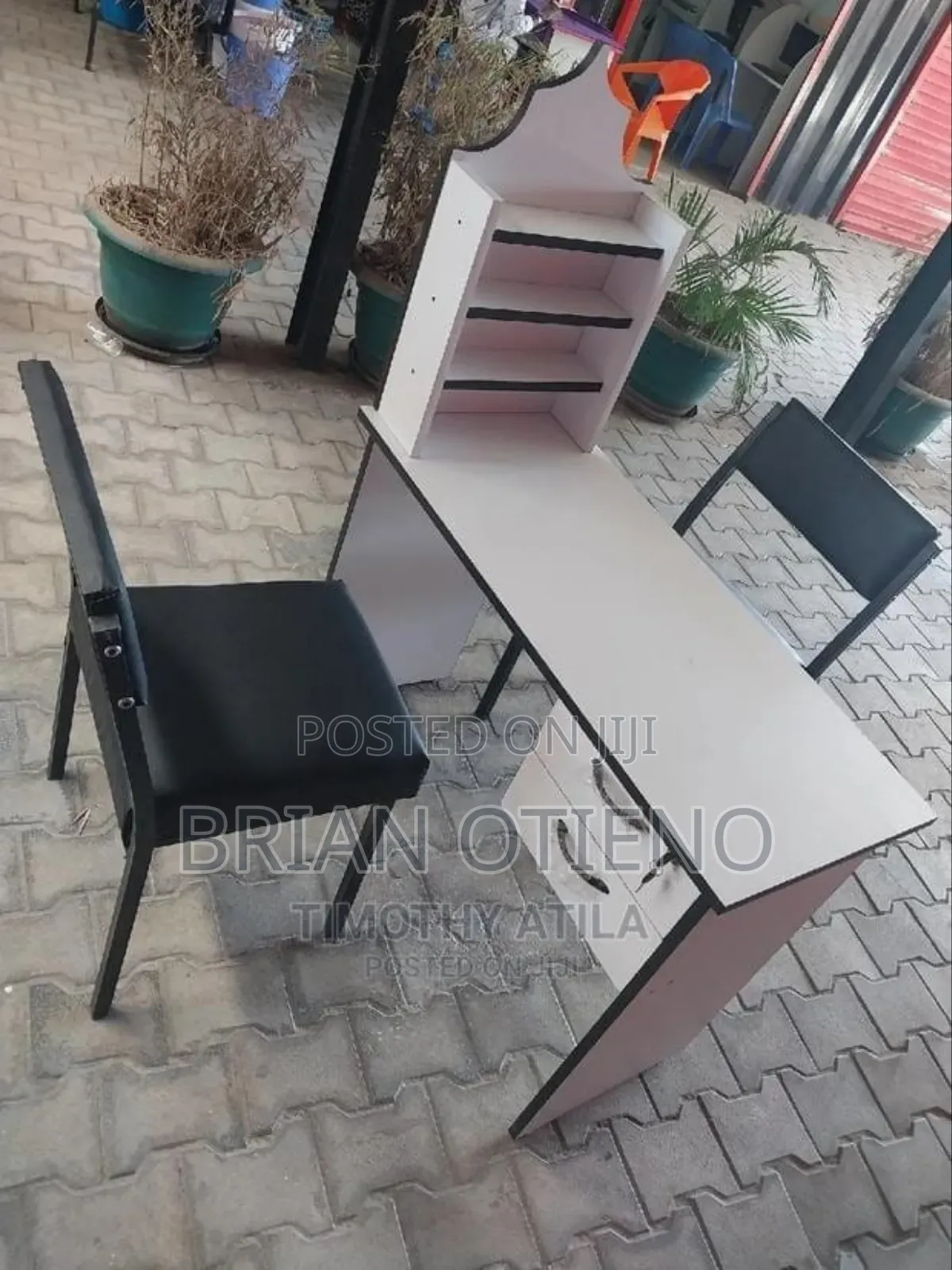 Office Chairs With Nails Tables
