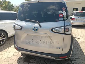 Toyota Sienta 2018 Silver