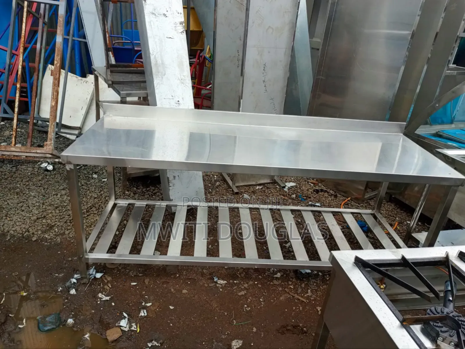 Dynamic Shiny Stainless Steel Working Table