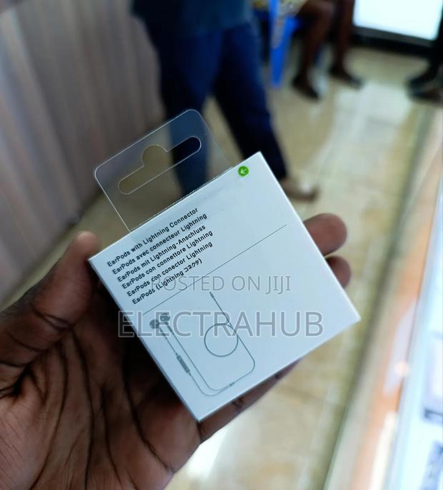Apple Earpods Lighting Connector New Sealed in a Shop - thumbnail 3