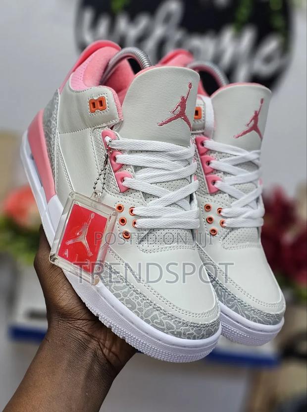 Jordan 3 Ladies
36_____40
at 3000
1st Leather
Now on Offer