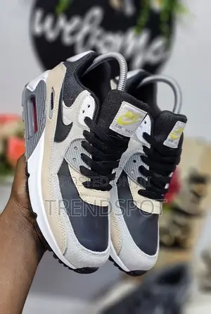 Airmax 90s
37_____45
 at 3000
1st Leather
Now on Offer
