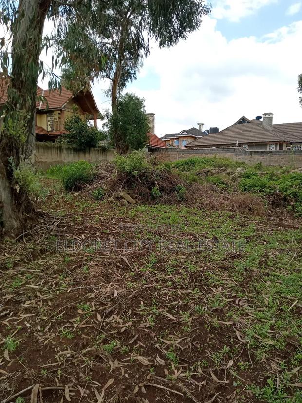 1/2 Acre Hillside With Perimeter Wall . - main view
