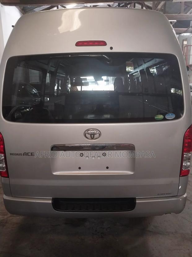 Toyota HiAce 2018 Silver - thumbnail 4