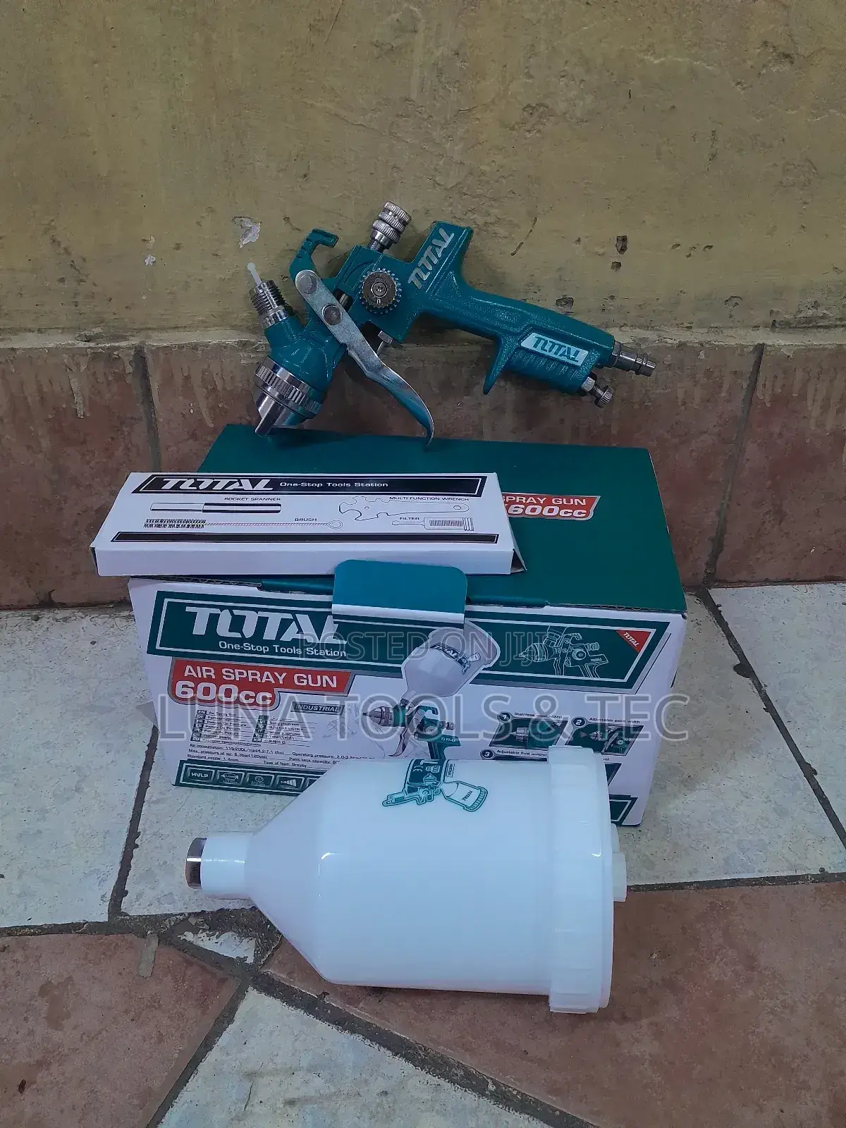 Total,Air Spray Gun,With Adjustable Nozzles 600cc.