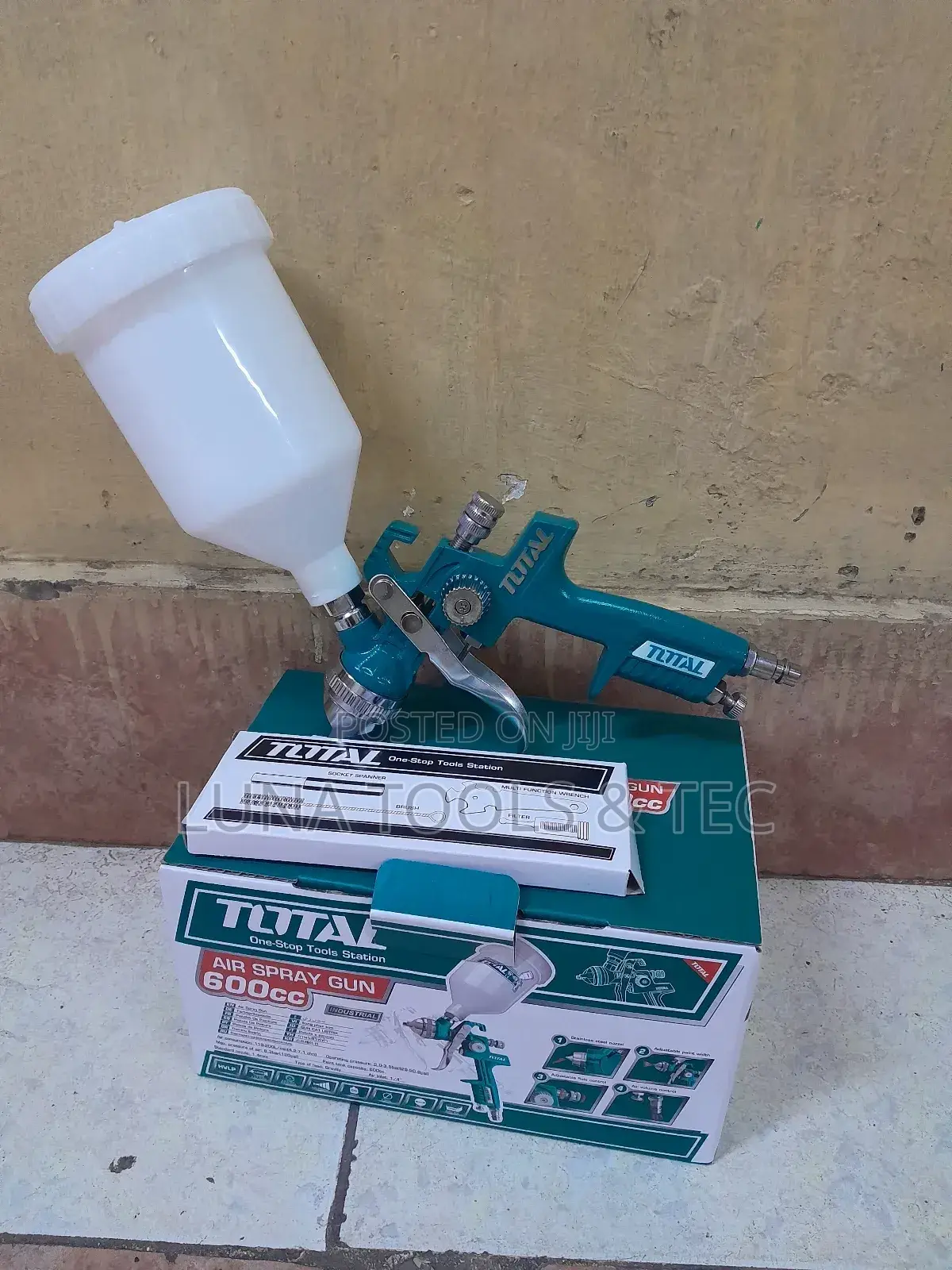 Total 600cc Air Spraying Gun,And Nozles.