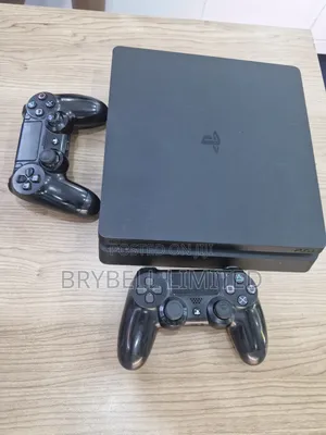 Play Station 4 Slim With 2 Controllers