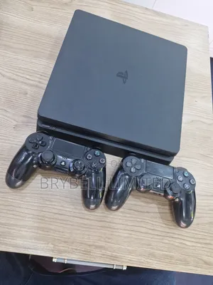 Play Station 4 Slim With 2 Controllers