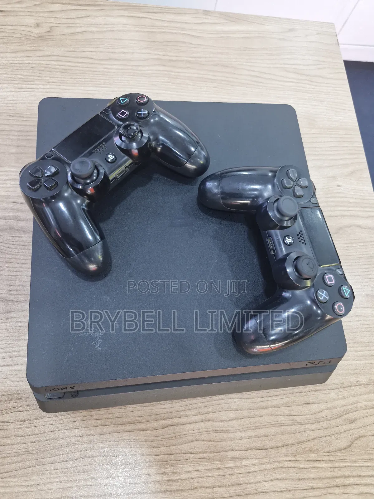 Play Station 4 Slim With 2 Controllers
