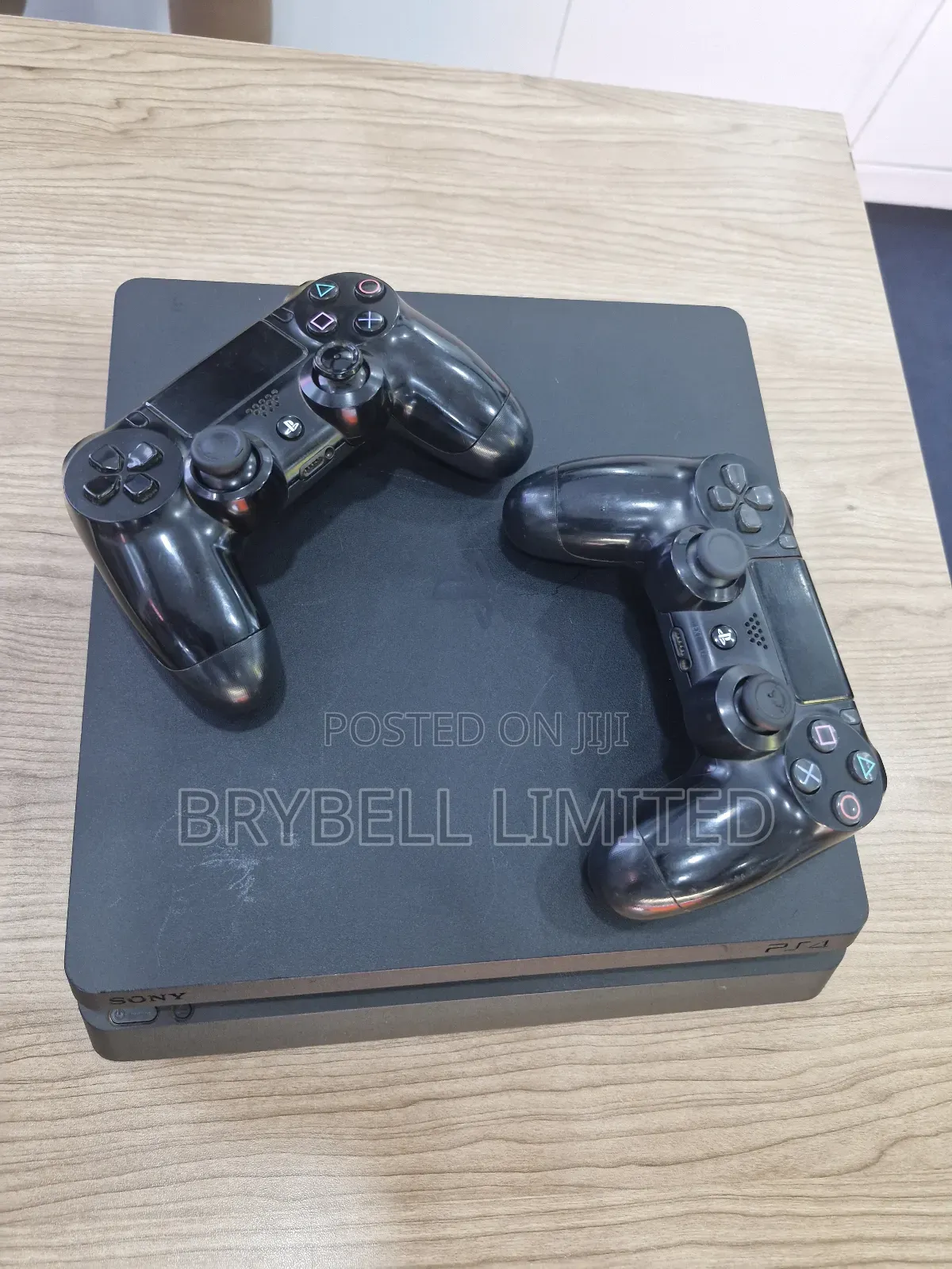 Play Station 4 Slim With 2 Controllers