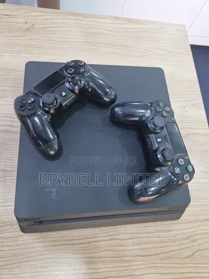 Play Station 4 Slim With 2 Controllers