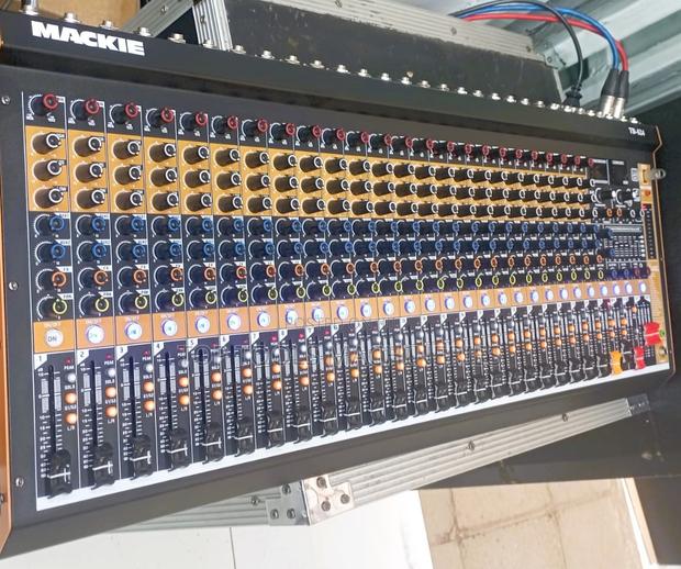 Mackie Plain Mixer 24channel - main view