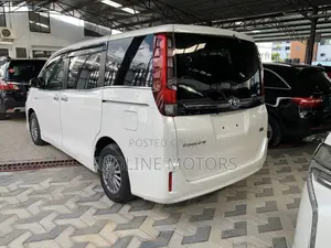 Toyota Esquire 1.8 FWD Hybrid (7 seater) 2017 Pearl