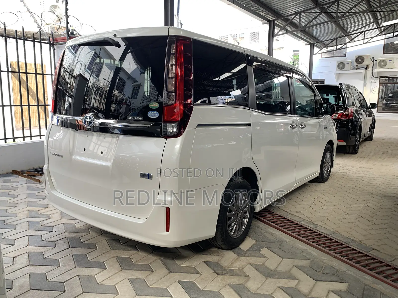 Toyota Esquire 1.8 FWD Hybrid (7 seater) 2017 Pearl