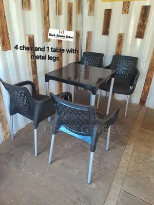 Set Off 4 Plastic Chair and 1 Table