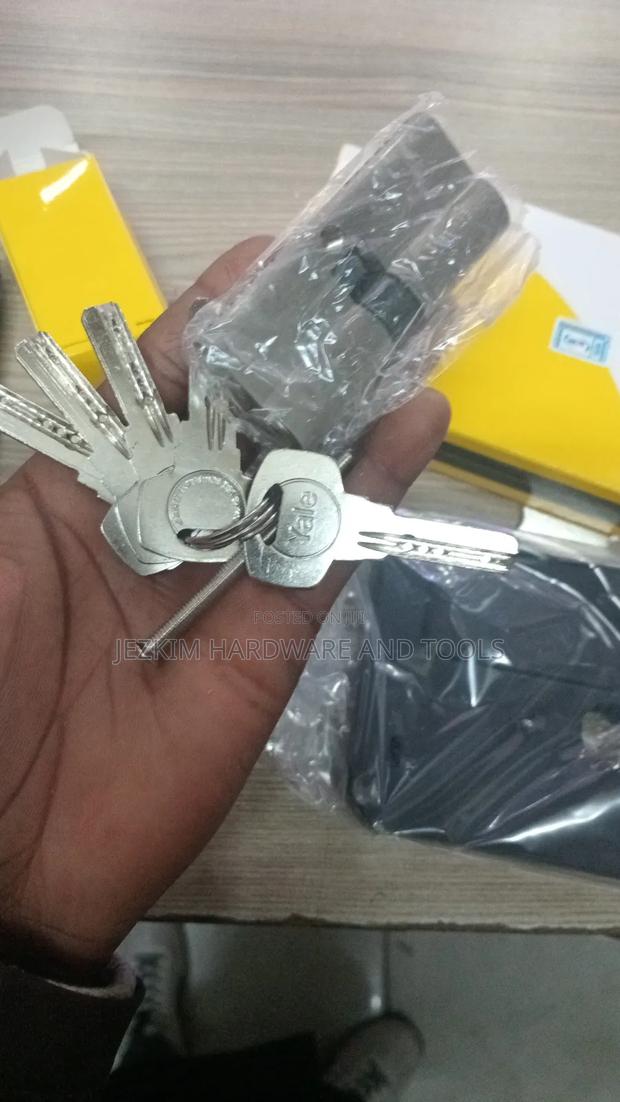 Deadlock Yale 3pins , 5keys With a Cylinder for Steel Doors - main view