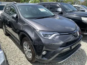 Toyota RAV4 LE FWD (2.5L 4cyl 6A) 2017 Gray